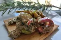 Салат из жареных кабачков и сладкого перца с острым соусом