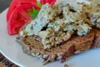 Салат из жареных на сковороде баклажан с ореховым соусом