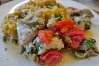 Курица с помидорами и зеленью на сковороде