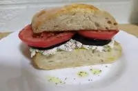 Чиабатта с творожным сыром, баклажанами и помидором