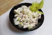 Салат с сельдереем и копченой курицей