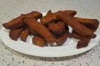 Закуска к пиву из черного хлеба и кетчупа