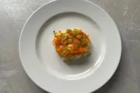 Минтай под овощной шапкой в духовке