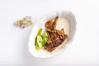 Ножка кролика, крем из зеленого горошка и соус из фуа-гра