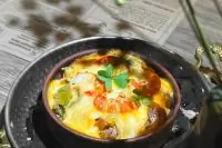 Жульен из раковых шеек с луком порей в печеном картофеле