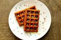 Вафли со сливами и бананами