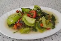 Салат из зеленых помидор с базиликом