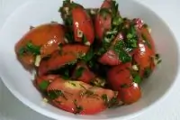 Помидоры с чесноком и зеленью