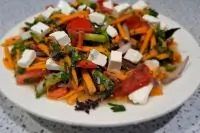 Овощной салат с тыквой, брынзой и лимонным соком