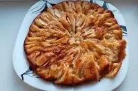 Яблочный пирог с корицей