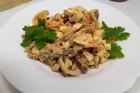 Салат с кальмарами