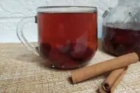 Домашний чай с вишней и пряностями