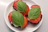 Бутерброд с помидорами