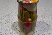 Маринованный острый перец с чесноком