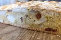 Пирог с грушами и изюмом на сыворотке