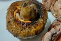 Шампиньоны с соусом песто на гриле