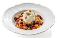 Крамбл из яблок и клюквы