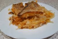 Щука на сковороде с квашеной капустой
