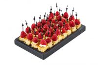 Канапе из вафли с малиной и фисташкой