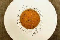 Чечевичные лепешки с кунжутными семечками