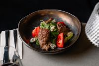 Теплый салат с телятиной и голубым сыром