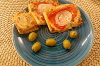 Закуска с луком и помидорами на слоеном тесте