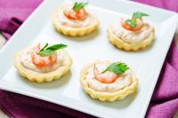 Тарталетки с креветками и сырным кремом