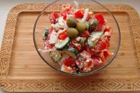 Греческий салат с оливками и сыром фета