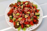 Салат с тунцом и помидорами