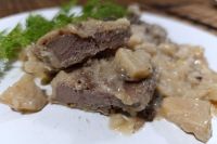 Говяжья печень тушеная с айвой