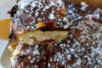 Творожный пирог с яблоком и сливой