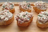 Бутерброды с тунцом, кинзой и помидором